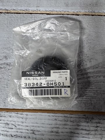 Сальник півосі переднього моста, правої 383428H501 NISSAN