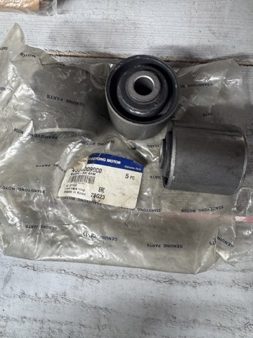 Сайлентблок заднього поздовжнього нижнього важеля 4554009000 SSANG YONG