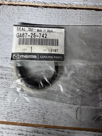Сальник підвісного підшипника переднього проміжного вала GA6725742 MAZDA