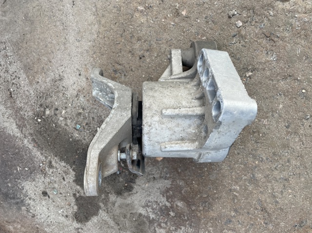 Права опора двигуна DG936F012DB FORD