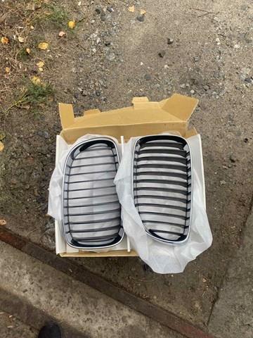 Решітка радіатора права 51137166440 BMW