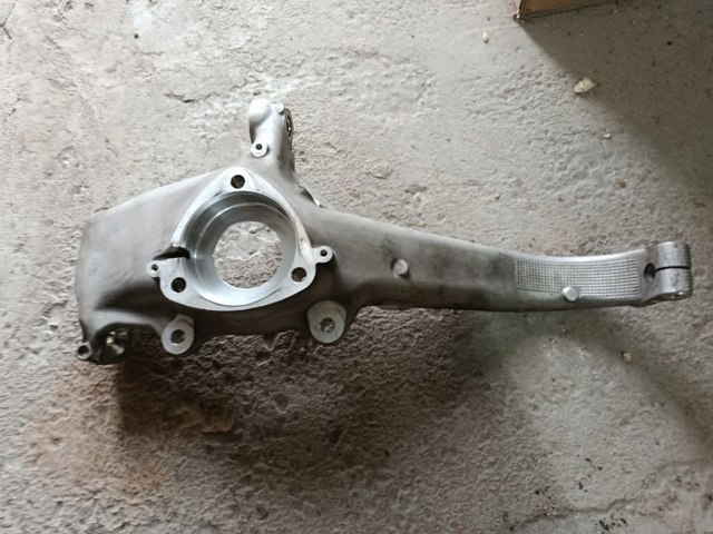 Кулак поворотний передній правий 104431600E Tesla Model