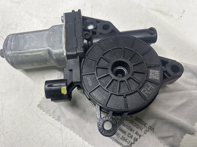 Мотор склопідйомника дверей передніх, правих 82460C1000 HYUNDAI