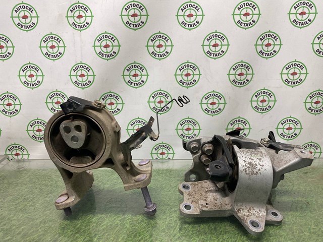 Кронштейн подушки (опори) двигуна, лівої 1230425010 TOYOTA