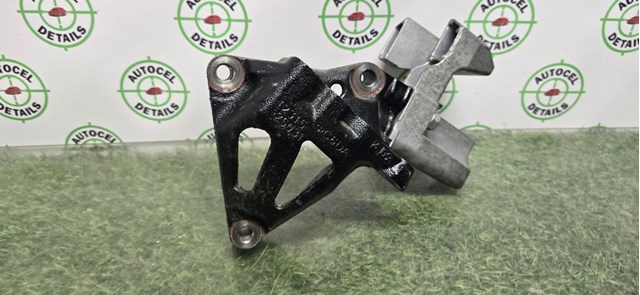Кронштейн подушки (опори) двигуна, правої 1231525030 TOYOTA