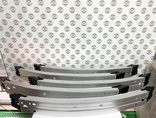 Балка бампера переднього 520210R100 TOYOTA