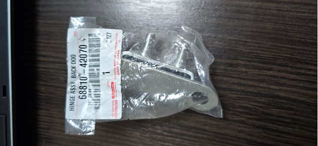 Петля багажника 6881042070 TOYOTA