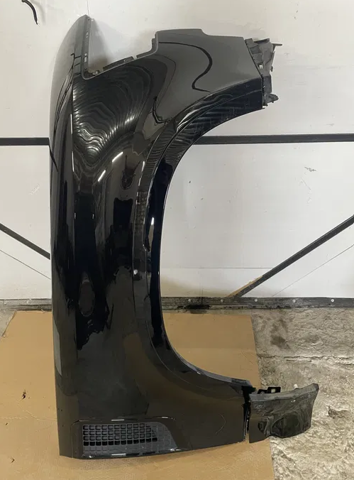 Переднє праве крило LR131386 LAND ROVER