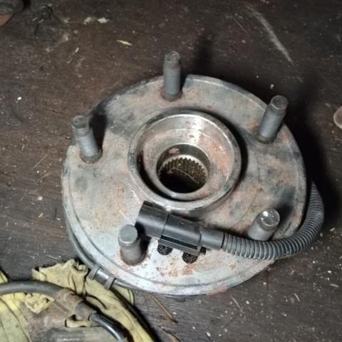 Маточина колеса передня 68267298AA CHRYSLER