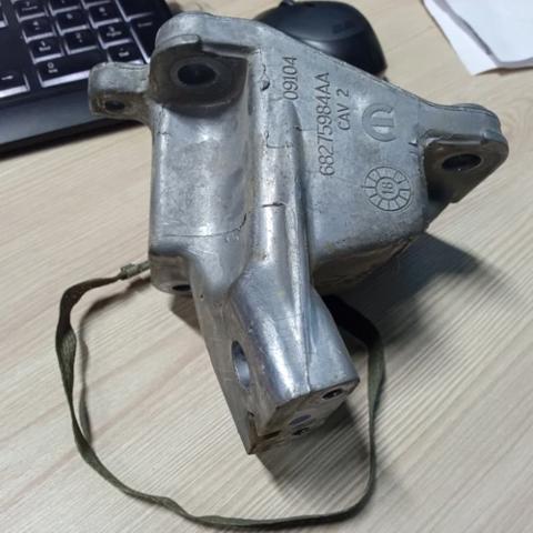 Кронштейн подушки (опори) двигуна, правої 68275984AA CHRYSLER