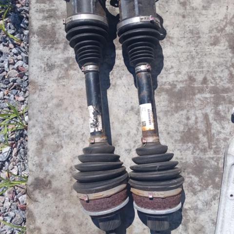 Вісь передня 8W0407271F VAG