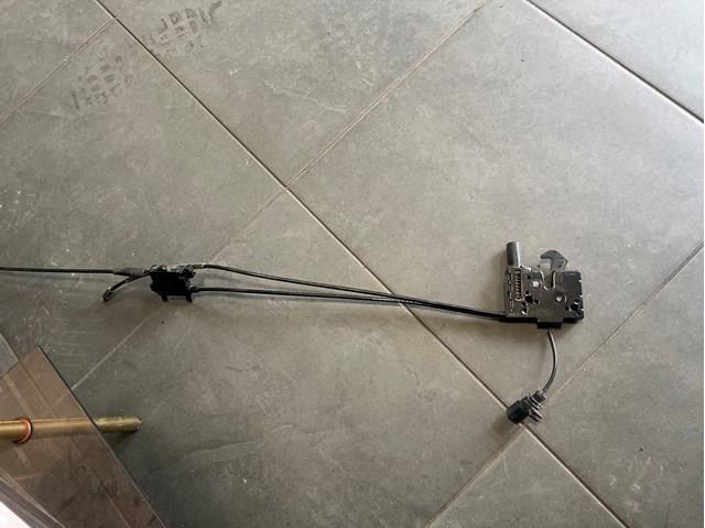 Запор капота (замок і привід замка капота) 8W0823509C VAG