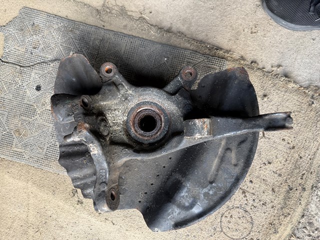 Цапфа поворотна ліва 31216761575 BMW