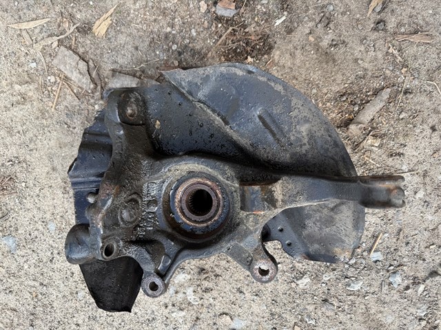 Цапфа поворотного кулака 31216761576 BMW