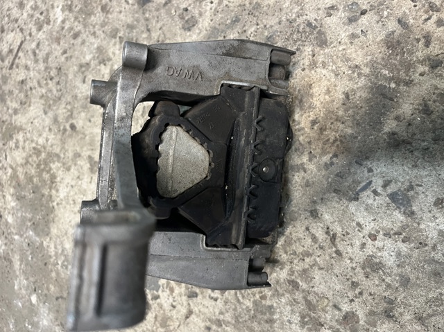 Права подушка мотора 5Q0199262 VAG