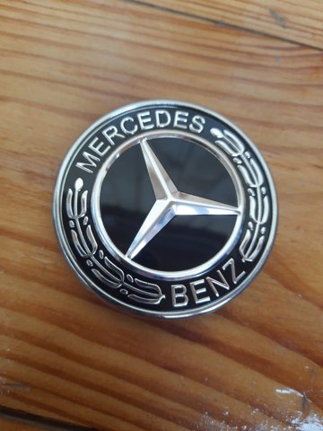 Емблема капота A0008171601 MERCEDES