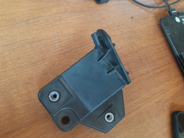 Кронштейн бампера переднього, правий 106133200B Tesla Model