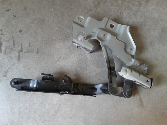 Шарнір капота правий 31108731 VOLVO