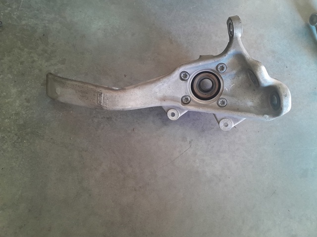 Кулак поворотний передній лівий 31216869869 BMW