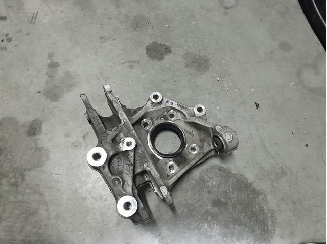 Кулак поворотний правий 31681852 VOLVO