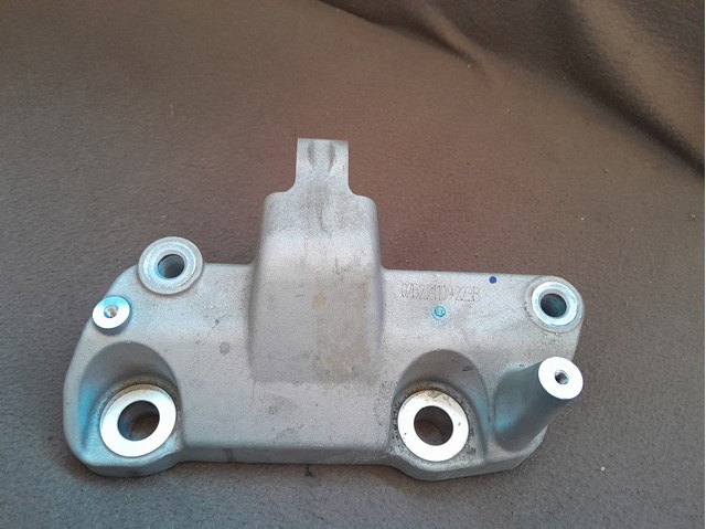 Кронштейн подушки (опори) двигуна, лівої 31686307 VOLVO