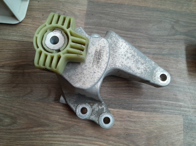 Подушка (опора) двигуна, ліва нижня 31686309 VOLVO