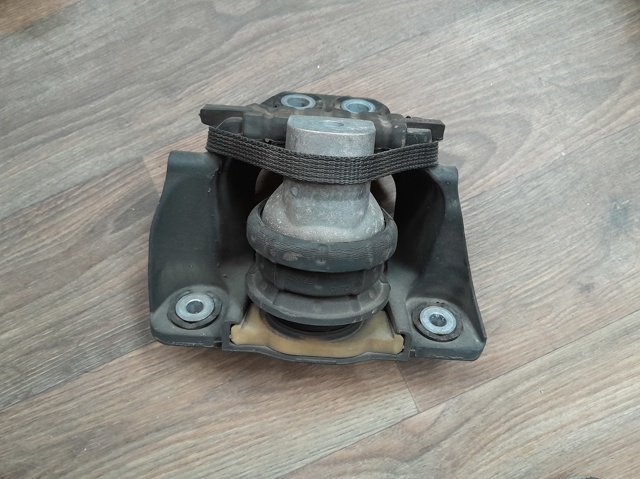 Права подушка двигуна 31686885 VOLVO