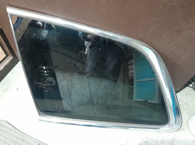 Скло багажного відсіку, ліве 32206907 VOLVO