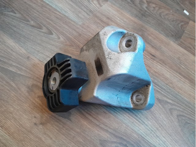 Подушка (опора) двигуна, права нижня 32298843 VOLVO