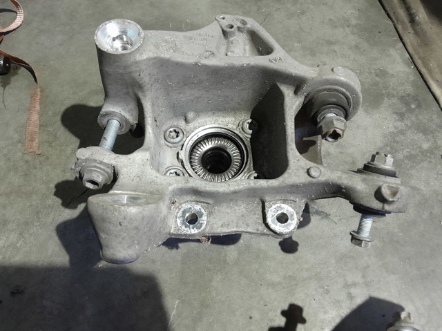 Цапфа поворотного кулака 33306866336 BMW