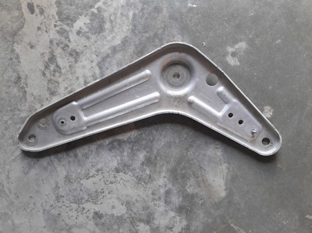 Кронштейн задньої балки 33306885675 BMW