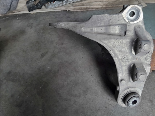 Кулак поворотний правий 33326879102 BMW