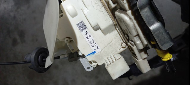 Замок водійських дверей Volkswagen Touareg 2
