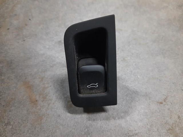 Наявність кнопка салону приводу замка 3/5 двері (ляди) / кришки багажнику 4H0959831A