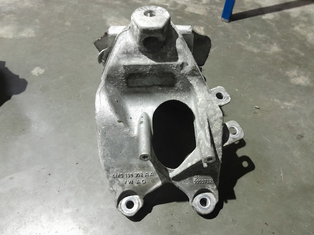 Кронштейн подушки (опори) двигуна, правої 4M0199308AA VAG