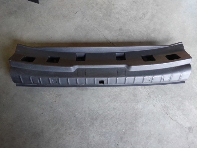 Накладка задньої панелі багажника 51477373575 BMW