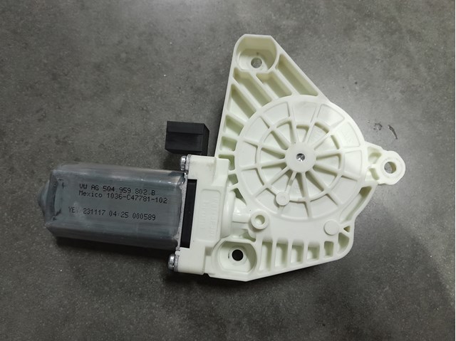 Двигун склопідіймача двері передньої, правої 5Q4959802B VAG