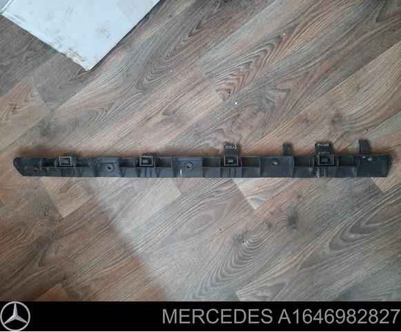 Кронштейн зовнішньої накладки порога правого A1646982827 MERCEDES