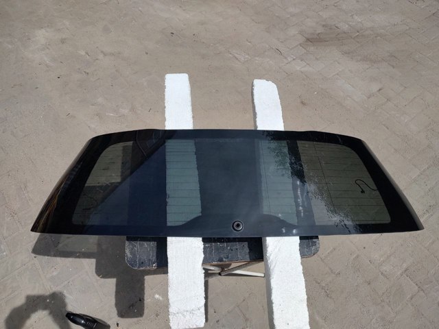 Скло автомобільне заднє A1667402200 MERCEDES