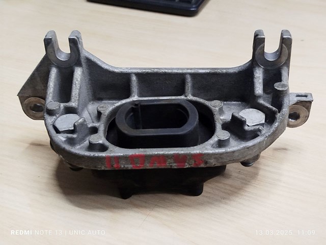 Кронштейн подушки (опори) двигуна, лівої 8200216113 RENAULT
