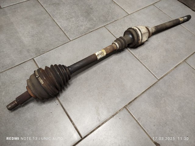 Привід правий 8200500683 RENAULT