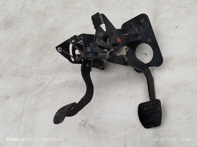 Педаль і привід управління зчепленням 8200725788 RENAULT