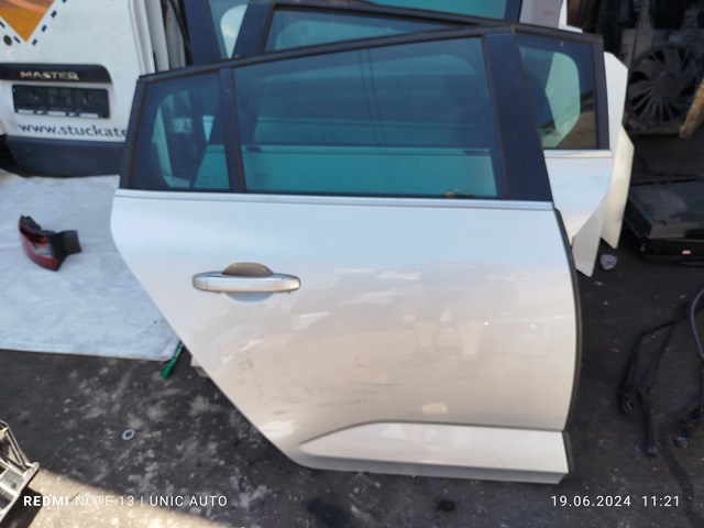 Двері пасажирські задні праві 821006310R RENAULT