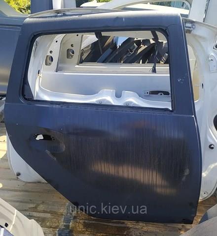 Двері пасажирські задні праві 821009562R RENAULT