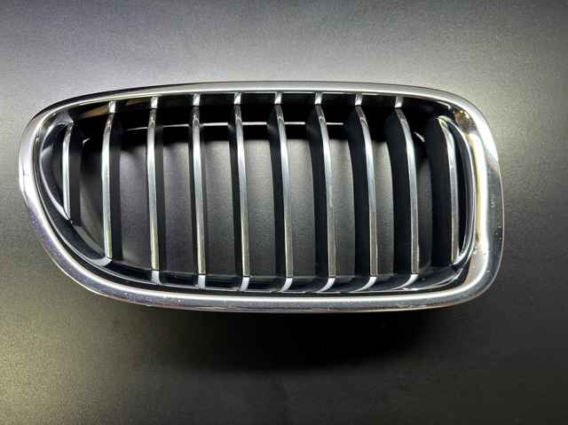 Решітка радіатора права 51137412324 BMW