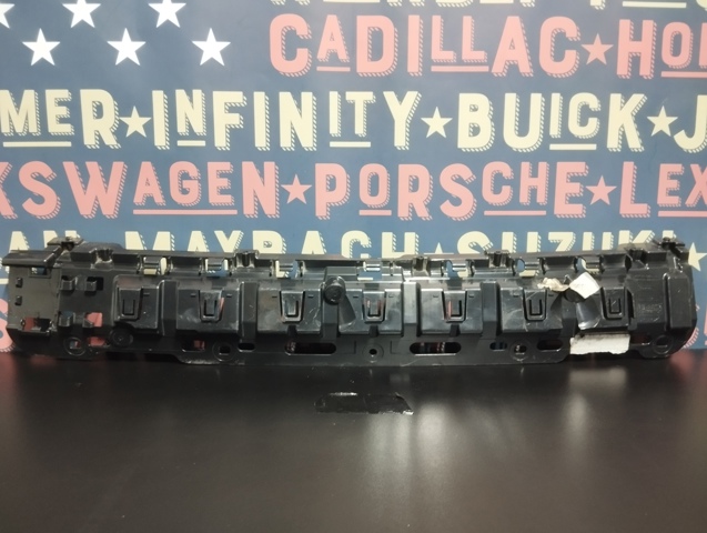 Кронштейн бампера заднього, центральний 51128070332 BMW