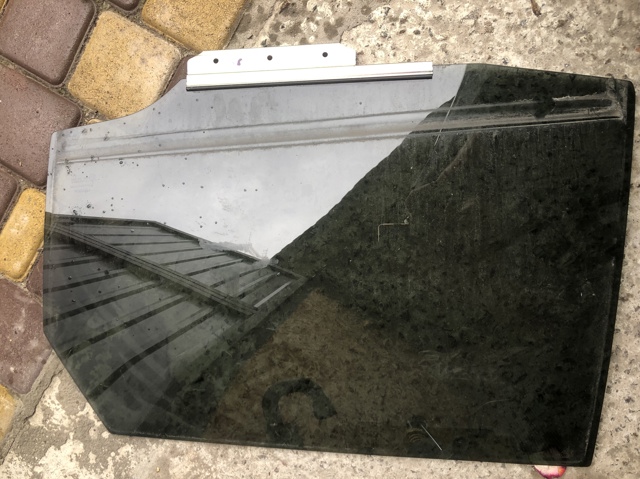 Скло задніх дверей, лівих 6810402360 TOYOTA