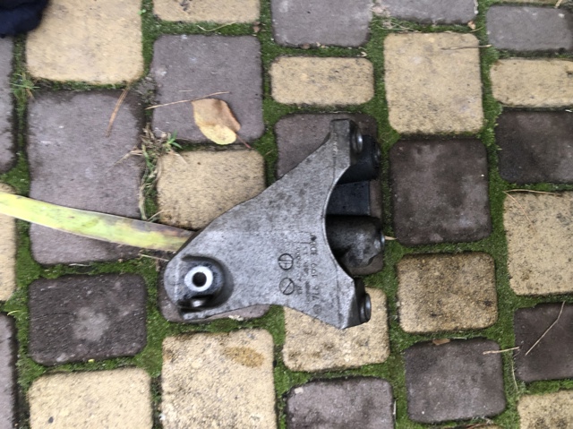 Кронштейн подушки (опори) двигуна, правої 7L6199308D VAG