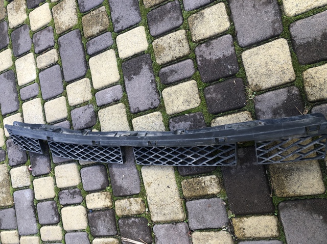Кронштейн бампера заднього, центральний 7P6807863 VAG