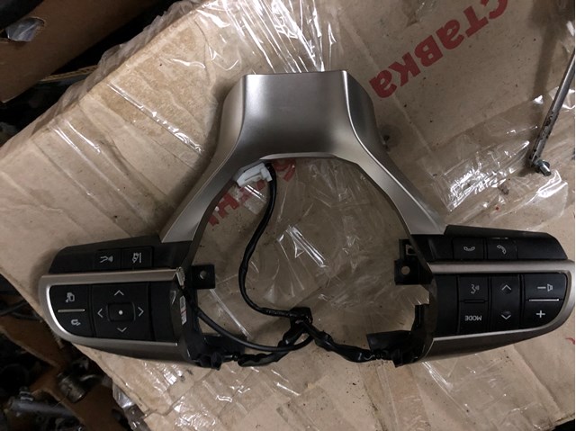 Блок кнопкових перемикачів кермового колеса 8425006B60 TOYOTA